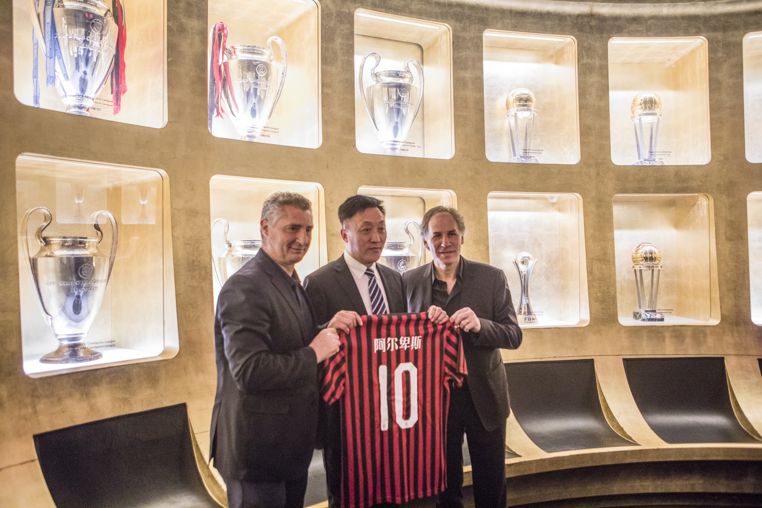 沪媒：莱昂纳多伤势没完全康复，刘若钒等人也有不同程度伤病（沪媒：莱昂纳多伤势仍未痊愈，刘若钒等队员也有不同程度伤情）