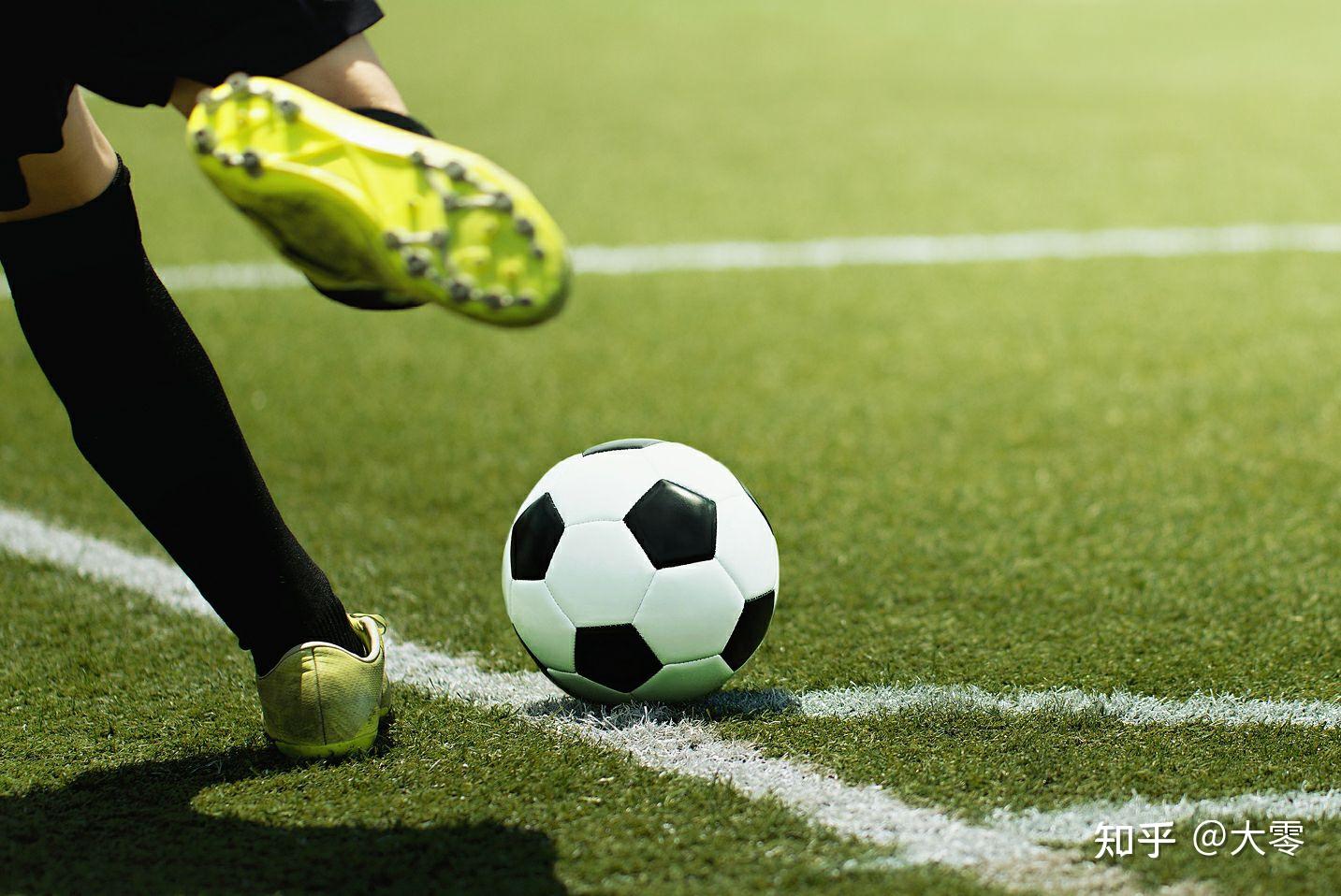 詹姆斯高空接力扣篮，点燃全场（詹姆斯空接重扣，全场沸腾）