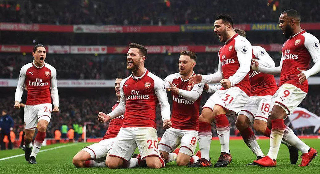 阿诺德受伤影响皇马阵容，巴尔韦德需客串右后卫，球迷呼吁调整阵型。（阿诺德伤停牵动皇马阵容，巴尔韦德改打右后卫，球迷呼吁变阵）