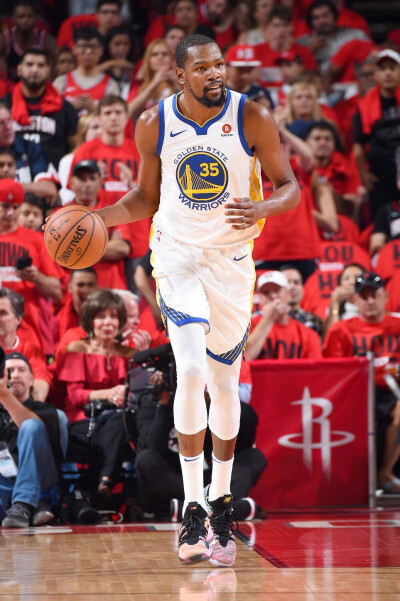 欧冠最年轻连续三场破门选手排行榜：卡尔力压姆巴佩...（欧冠连续三场破门最年轻球员榜：卡尔压过姆巴佩居首）