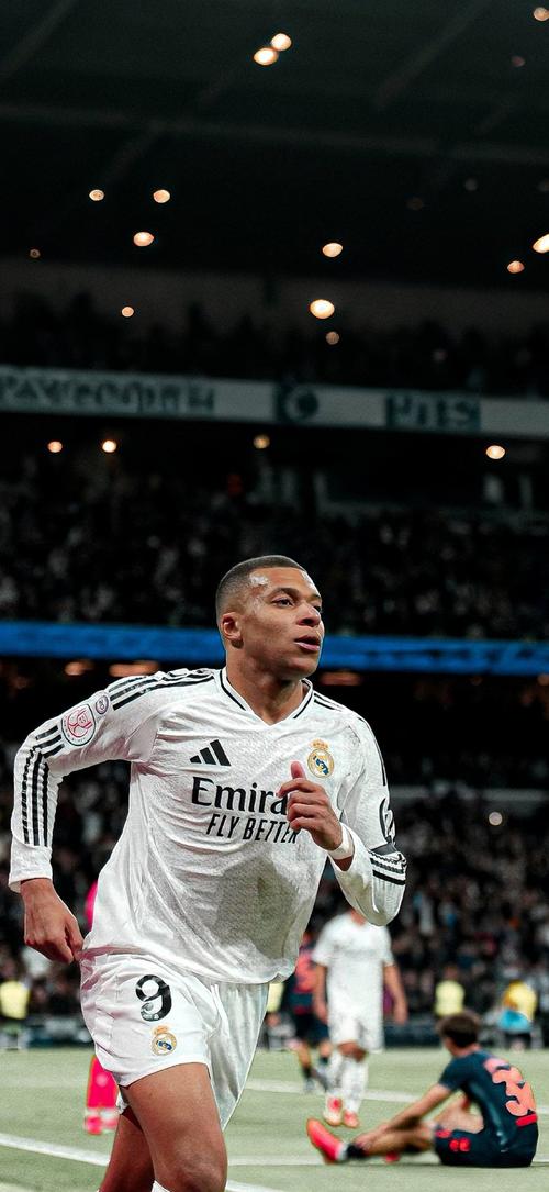 随迈阿密国际夺冠，德保罗赛后剪下主场球网留念（随国际迈阿密加冕冠军，德保罗赛后剪下主场球网作纪念）