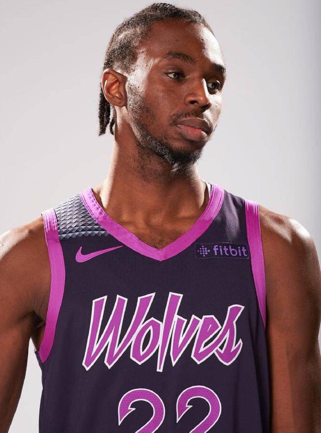 赛点一刻！米兰3：2擒获科内利亚诺，捧起意大利女排超级杯！（决胜时刻！米兰3-2力克科内利亚诺，捧起意大利女排超级杯！）