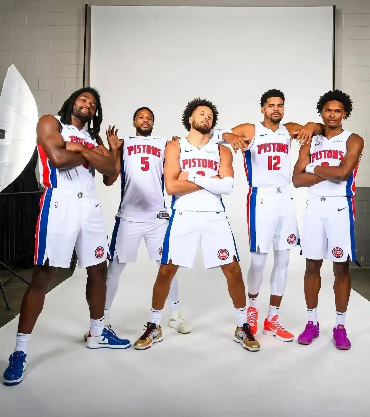 内部人士：皇马的几名资深球员对与埃尔切的平局十分愤怒（知情人士：皇马多位老将对战平埃尔切极度不满）