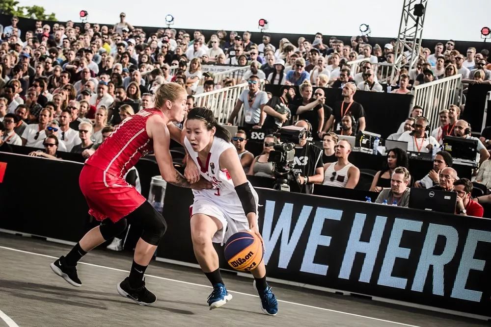 替补球员关键铲断破坏对手攻势（替补奇兵关键一铲瓦解对手进攻）