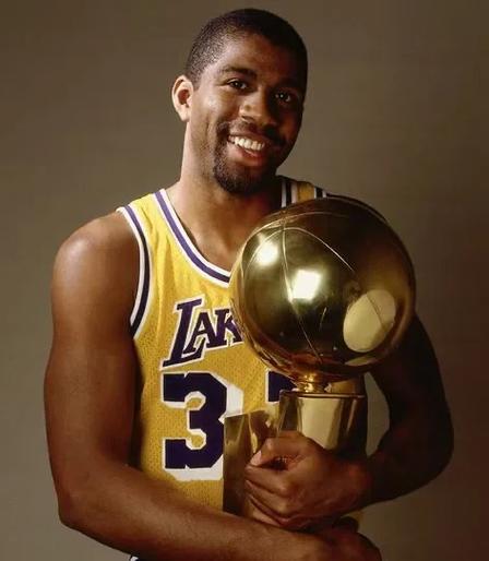 库里三分爆炸连中八球点燃全场（库里三分手感炸裂，连飙8记引爆全场）