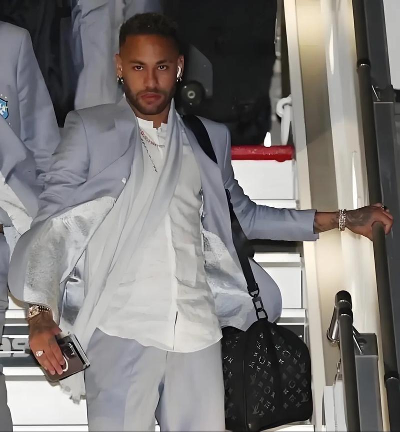 尤文官方：弗拉霍维奇成功接受了左内收肌腱撕脱修复手术（尤文官宣：弗拉霍维奇左内收肌腱撕脱修复手术顺利完成）